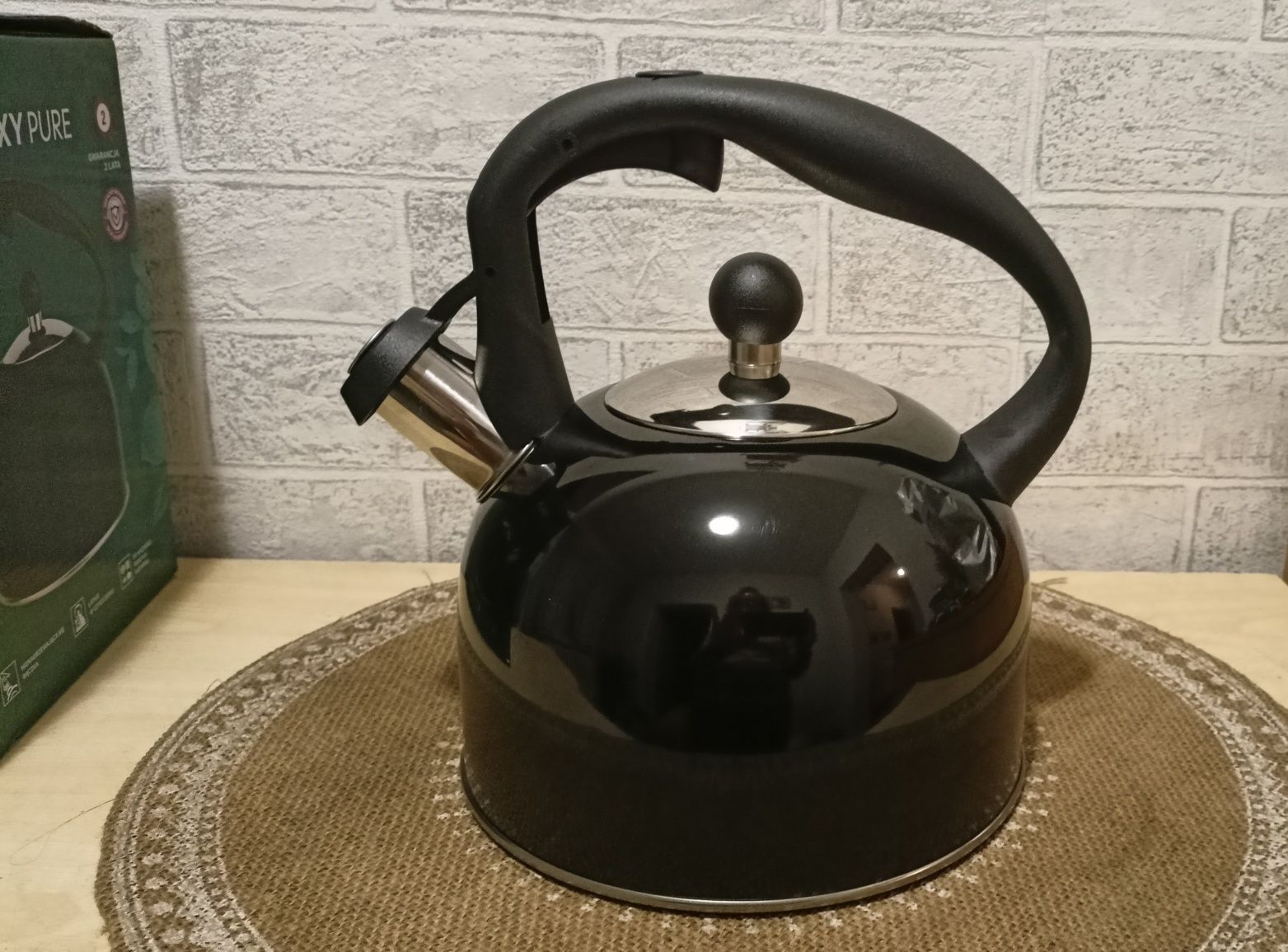 Nowy Czajnik z gwizdkiem 2.5 l czarny