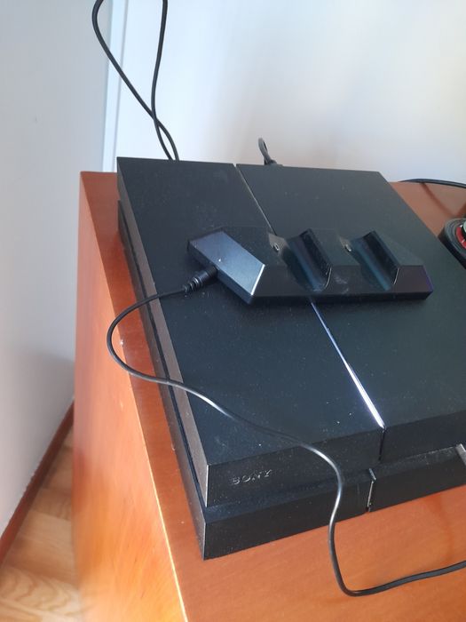 Vendo Ps4 (como nova) Jogos + 2 comandos