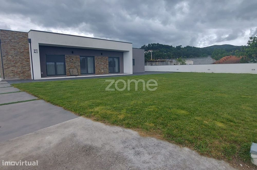 Moradia Térrea V3 com Piscina, Garagem e Terreno de 1.990 m² – Bust...