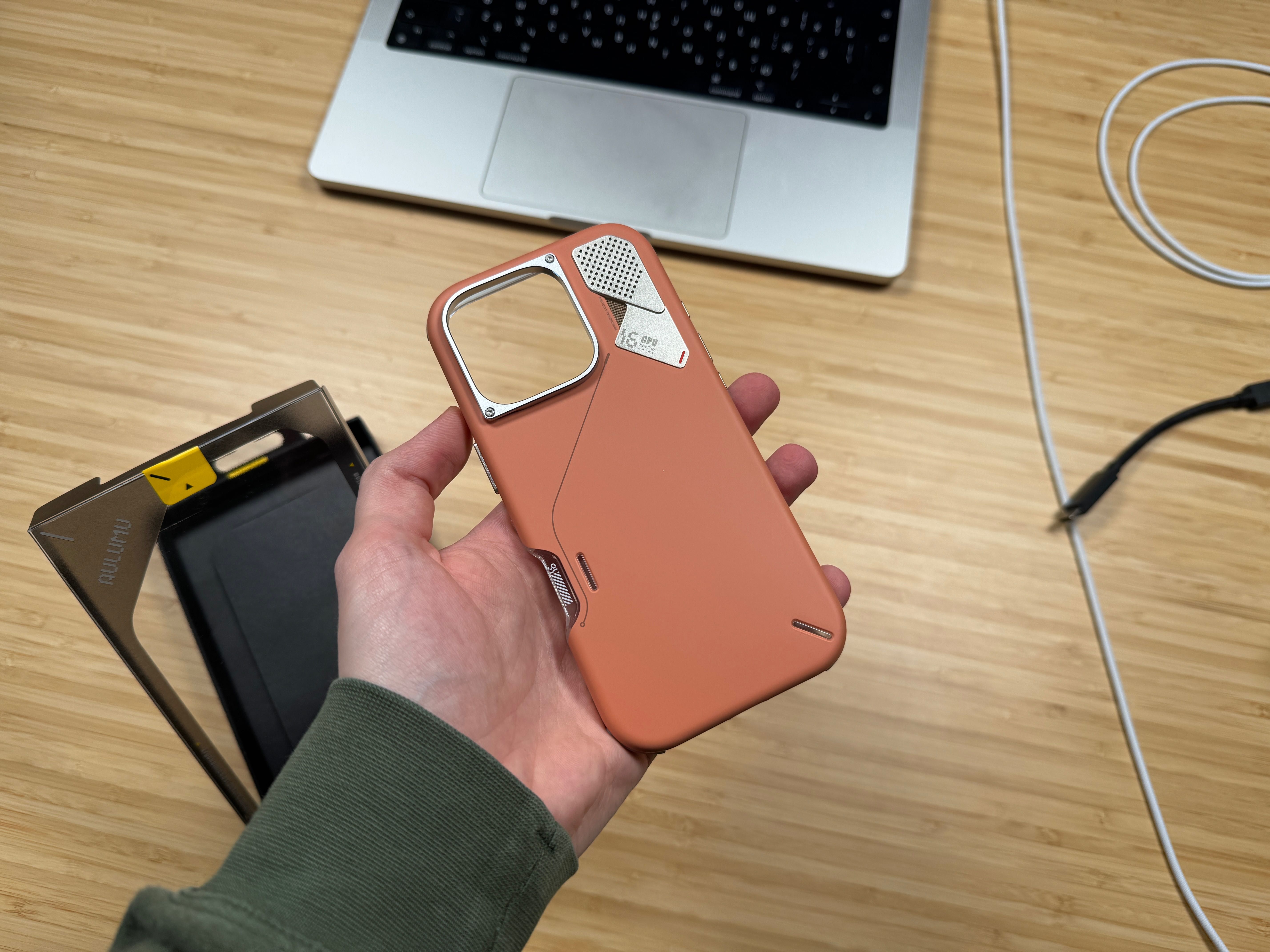 Aulumu A16 Slim Shockproof Case dla iPhone 16 Pro (brązowy)