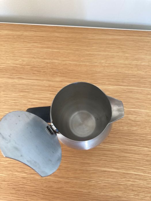 leiteira em inox da marca BODUM