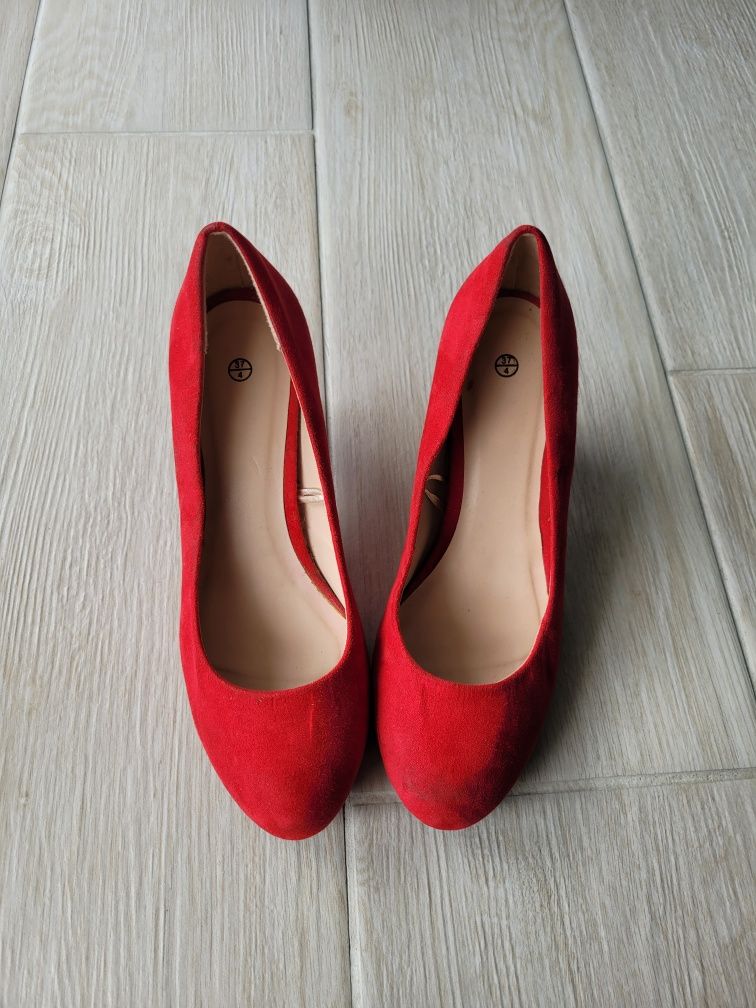 Czerwone buty czółenka szpilki na niskim obcasie zamsz 37