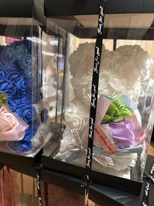 Miś z róż w pudelku prezentowym 25 cm