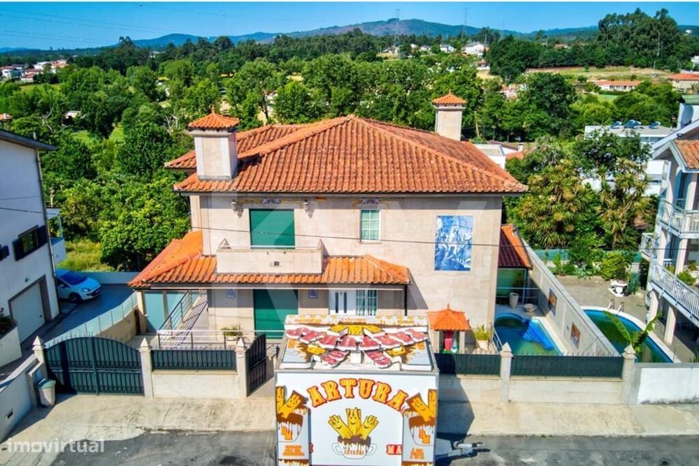 Moradia com acabamentos de luxo e piscina em Vila Verde