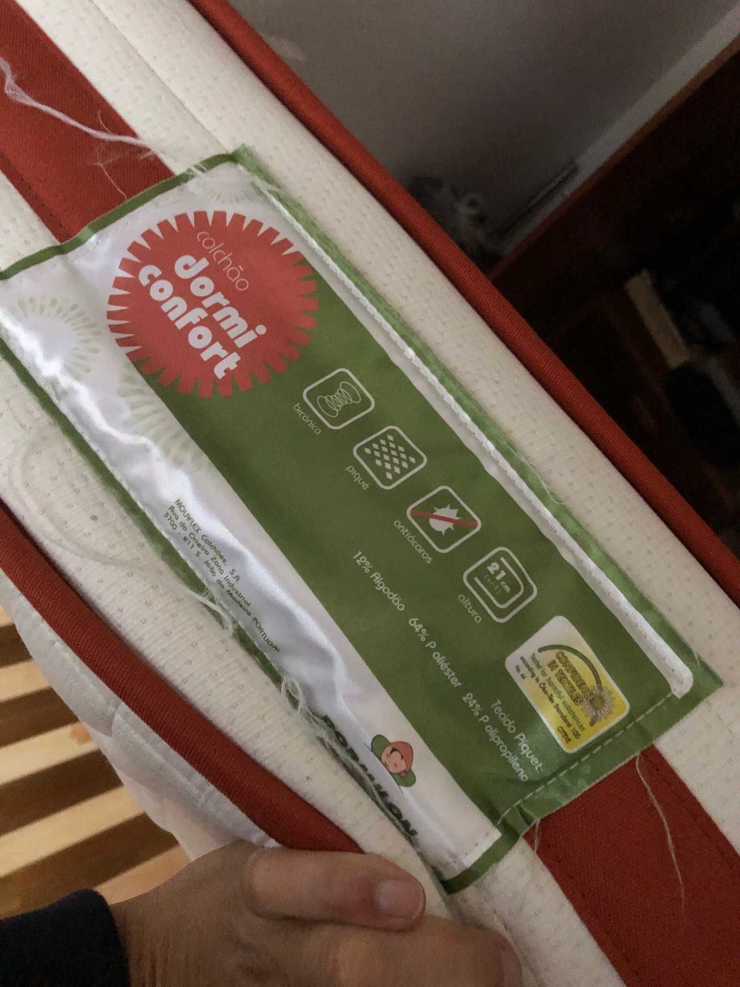 Cama de casal com colchão molaflex