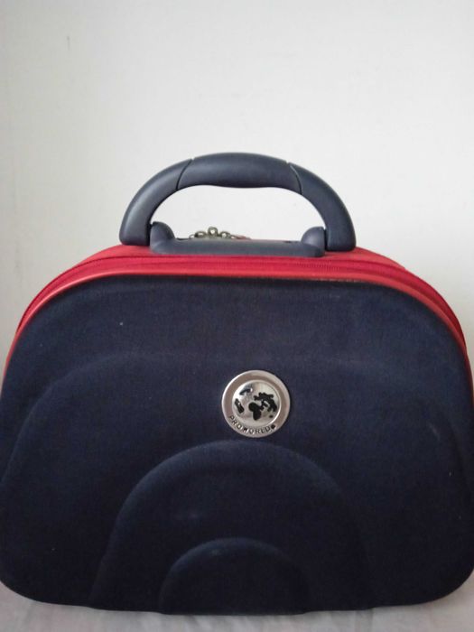 duży elegancki kuferek na kosmetyki  z rączką i paskiem