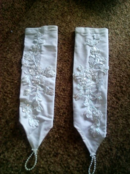 Продам подушечку для колец,перчатки для невесты,одежу для бутылок.