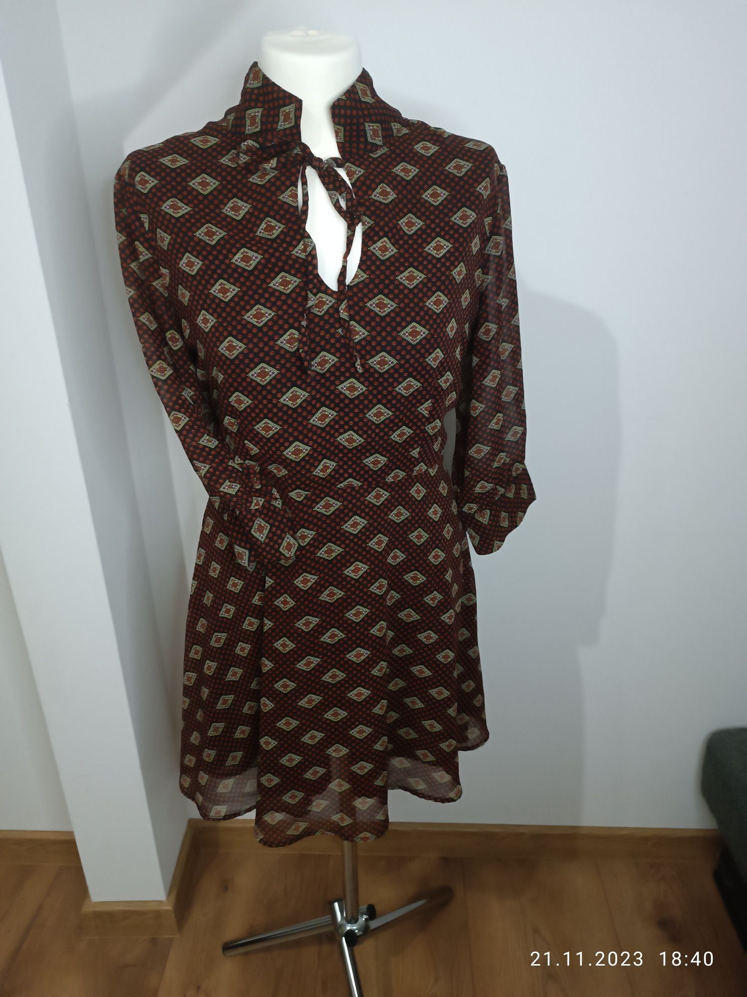 Sukienka ciekawy print 40