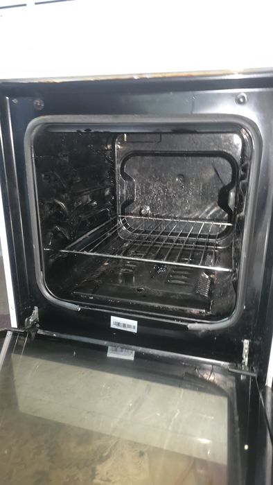 Fogão com forno em branco