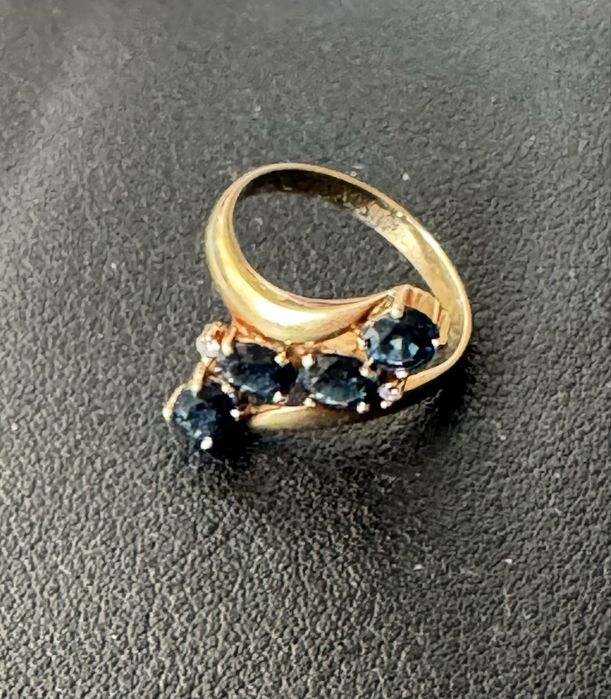 Золотое кольцо с сапфирами и бриллиантами