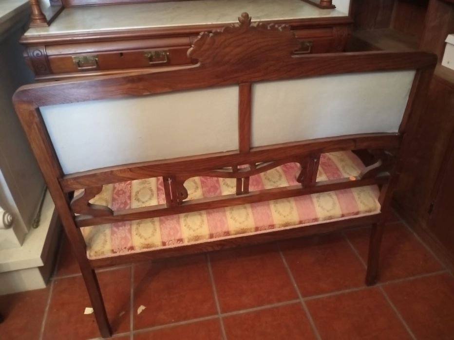 Canapé e duas cadeiras acolchoadas e forradas a tecido