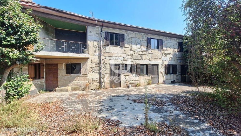 Quinta com 2 moradias e terreno de 5.250m2 em Ruivães