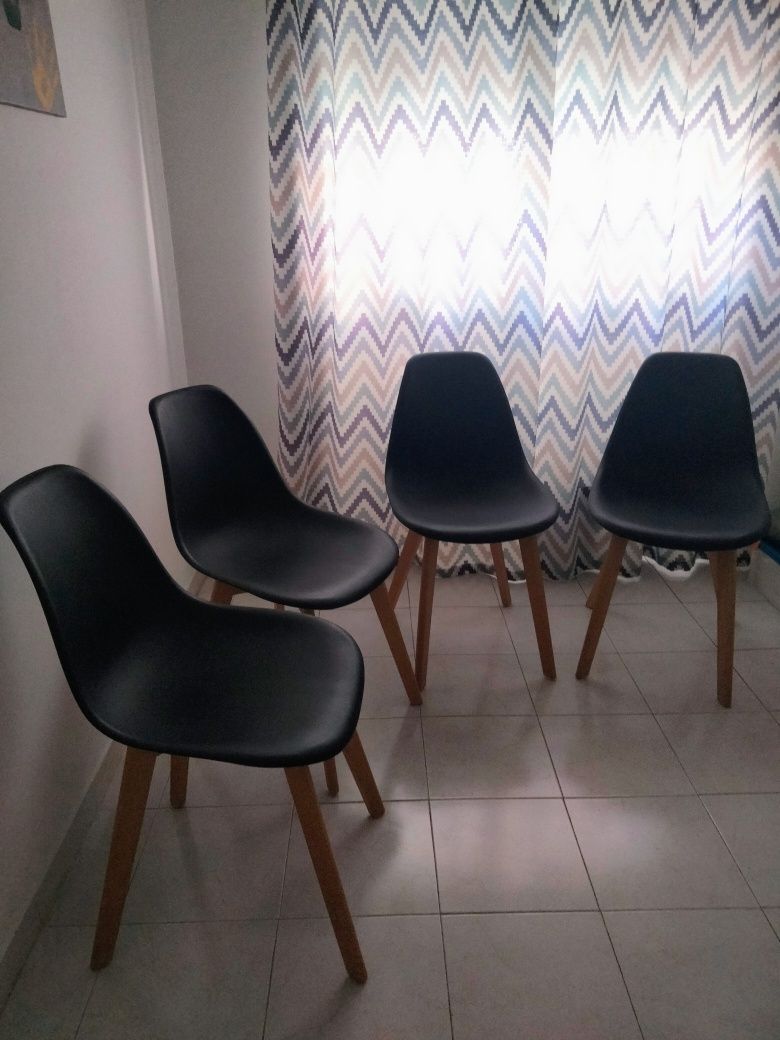 Cadeiras em preto e faia
