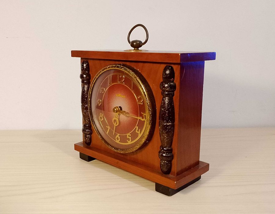 Piękny stary radziecki zegar Majak.