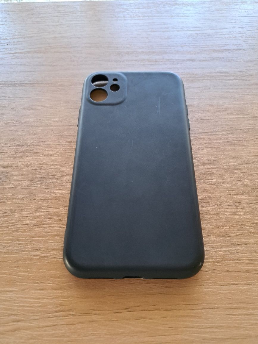 Ofereço 2 capas de Iphone 11 + cabo