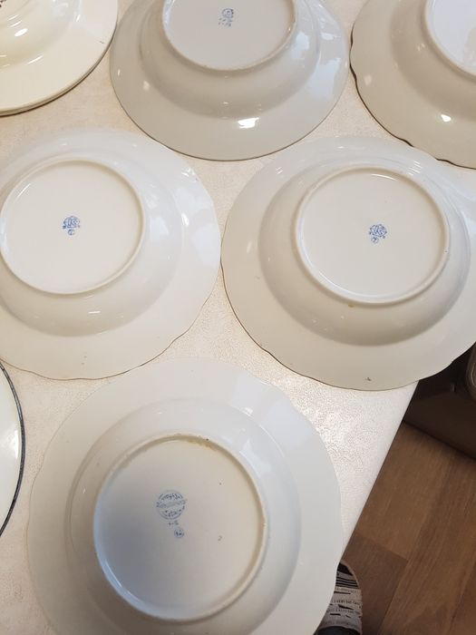 Глибокі раритетні великі тарелі тих часів дуже багато є в оголошеннях