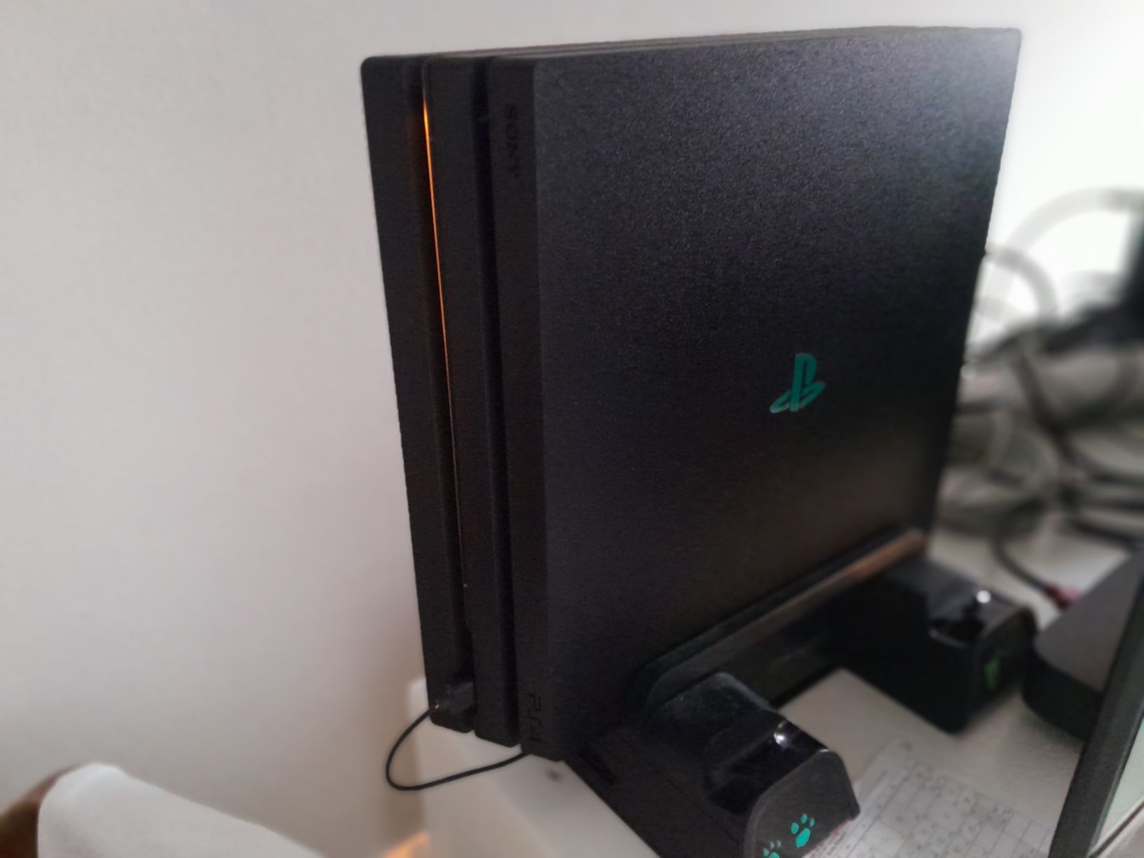 Vendo ps4 pro com 2 comandos
