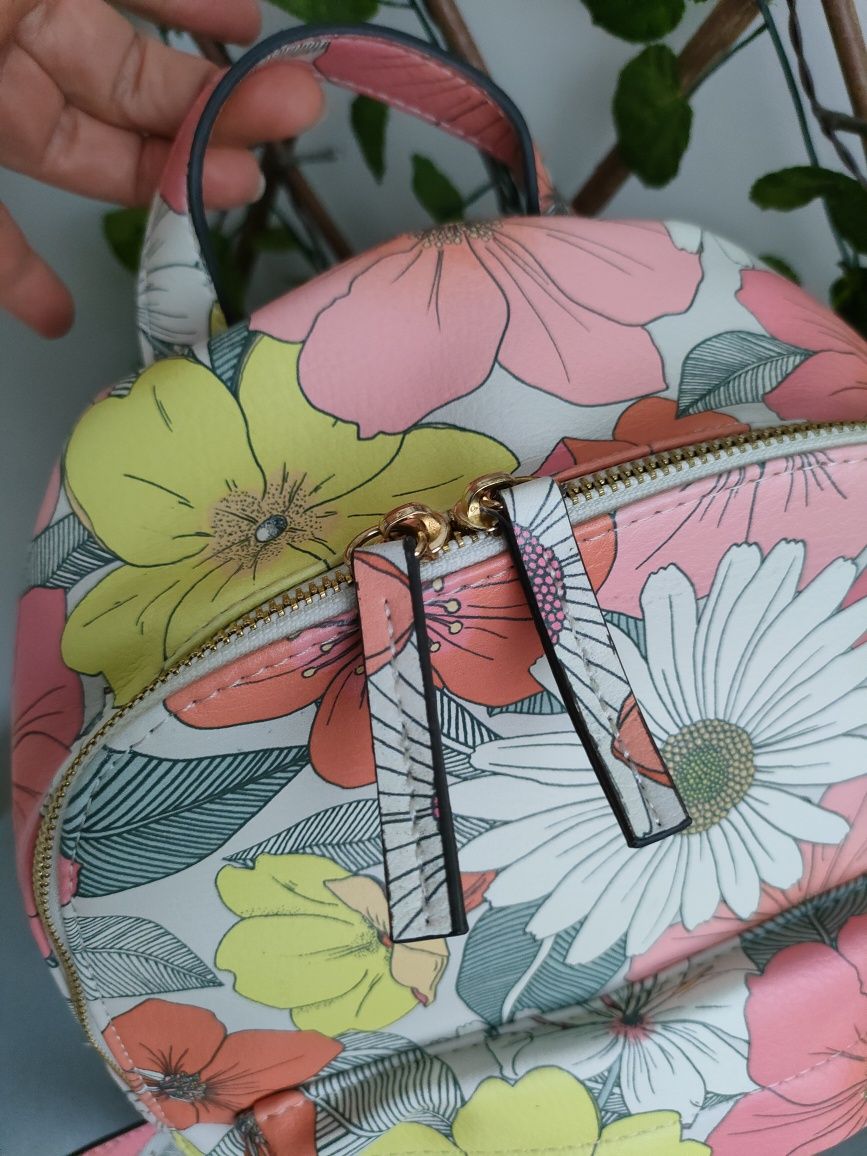 Kolorowy plecak w kwiaty