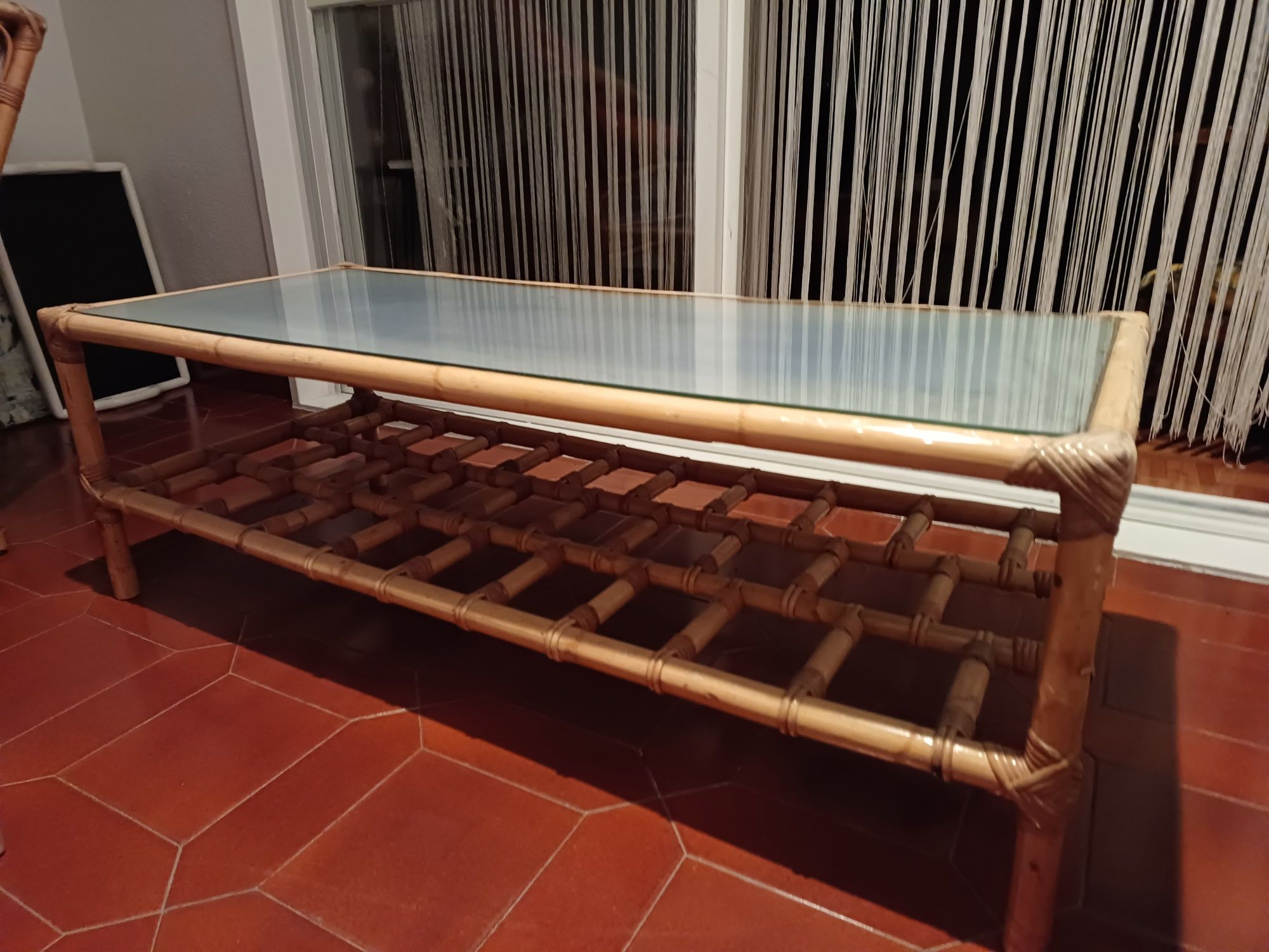 Mesa e cadeirão de bambu