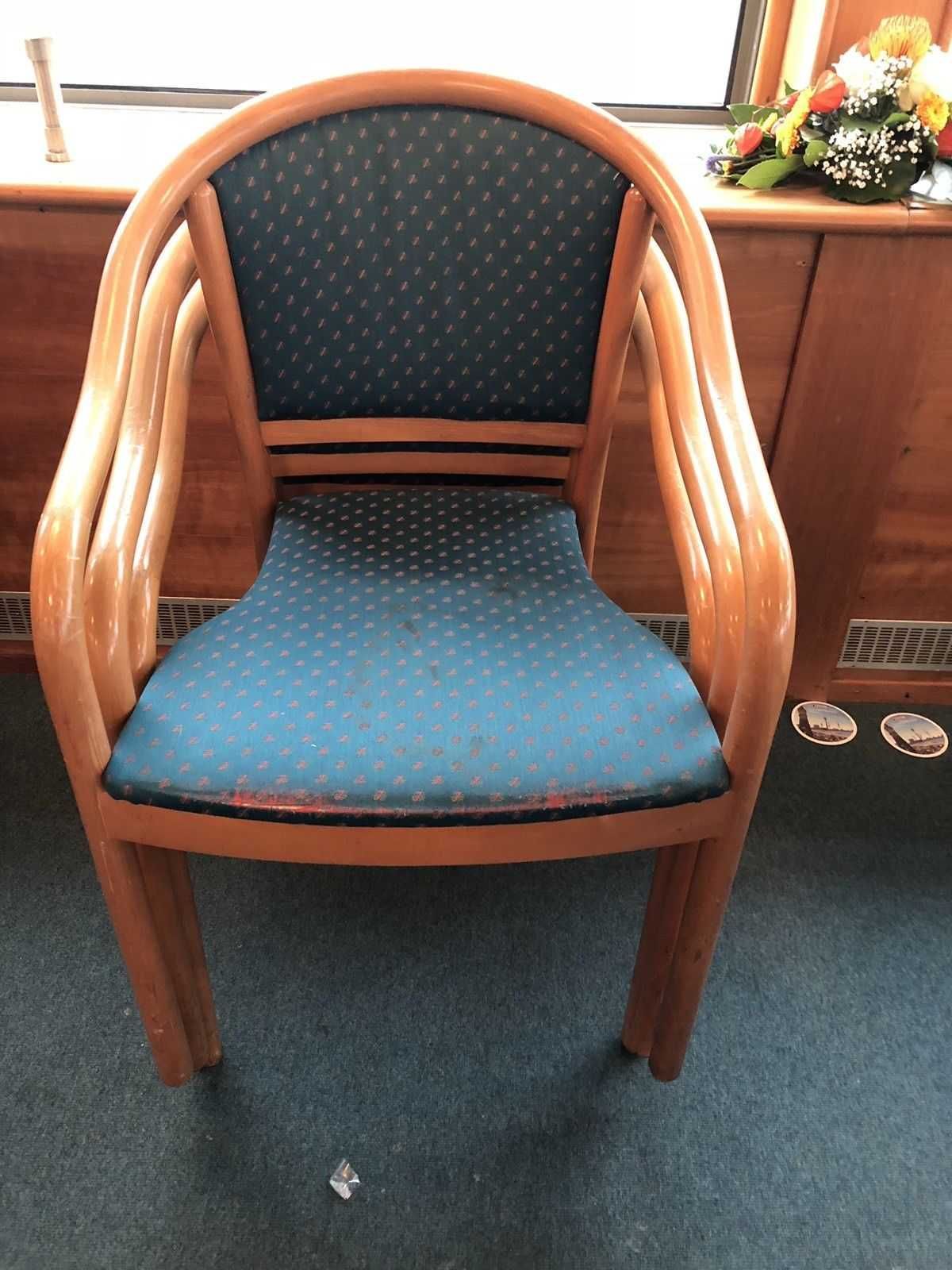 Krzesła tapicerowane z bukowego drewna giętego.
