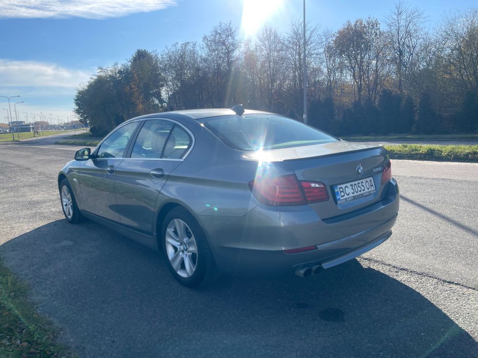 Автомобіль BMW 5 2012 року