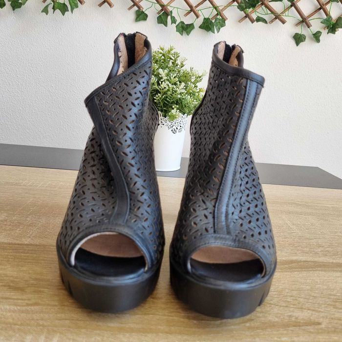 Botins Pretos de Salto Alto em Pele