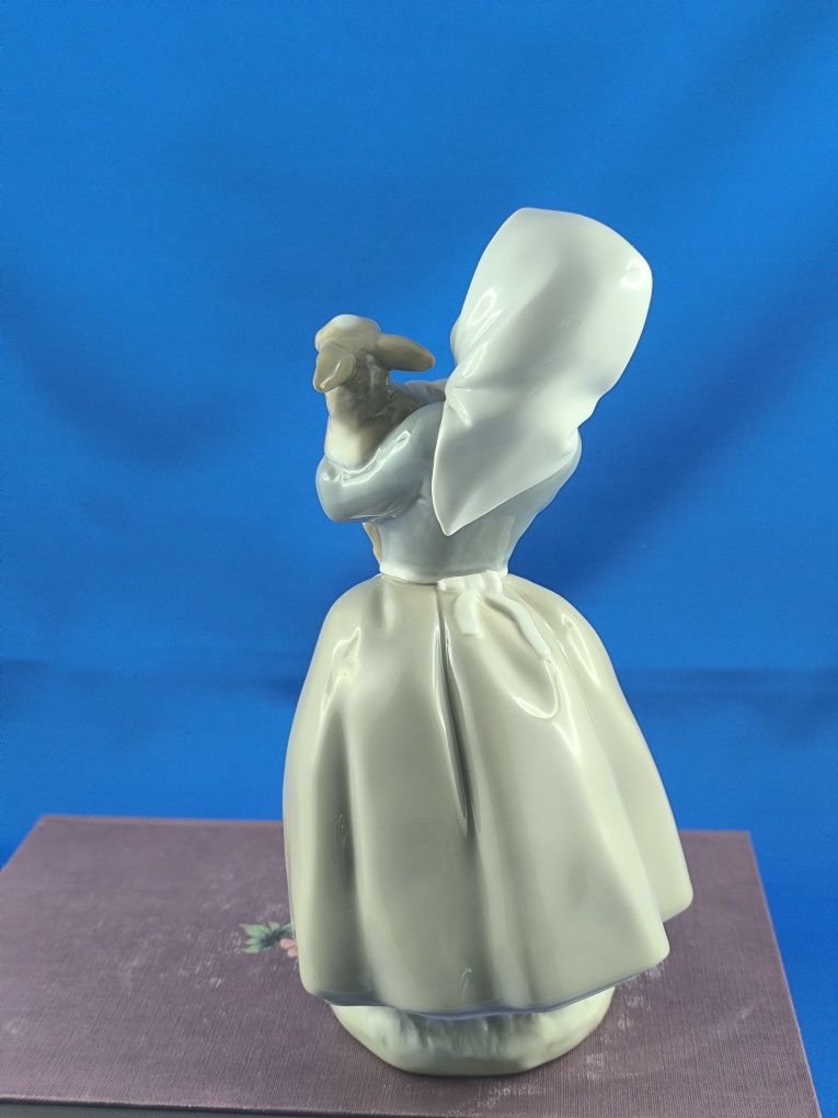 Dziewczyna z owieczką Nao by Lladro Hiszpania #porcelana #ozdoba