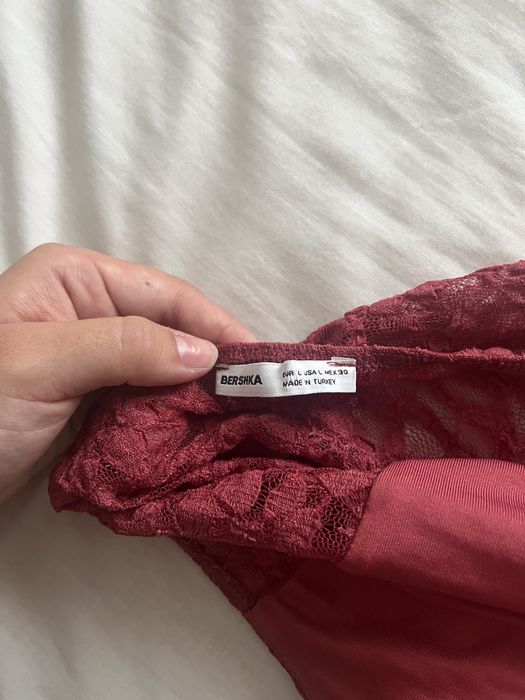 Top vermelho de renda