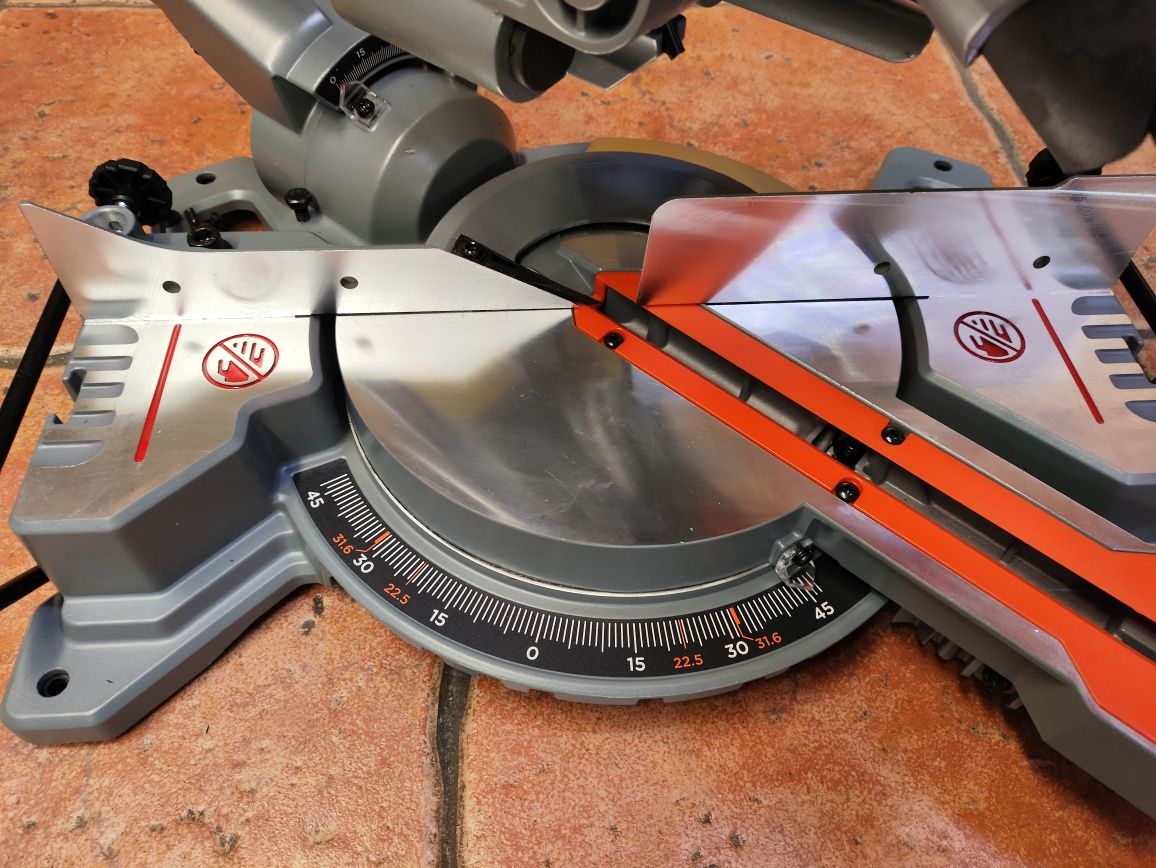 Пила торцовочная сетевая BLACK+DECKER BES701/216мм/с протяжкой/XPS|Га2