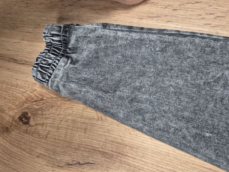 Piękne spodnie jeansowe joggery  chłopięce szare Sinsay 122