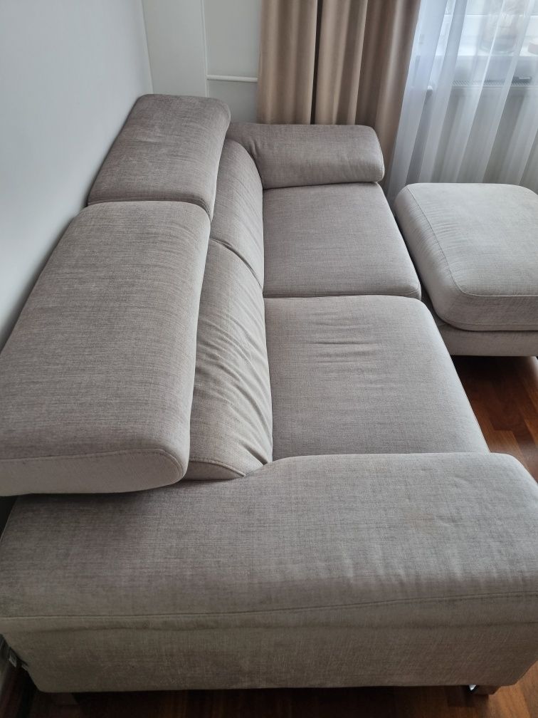 Wygodna sofa z podnóżkiem