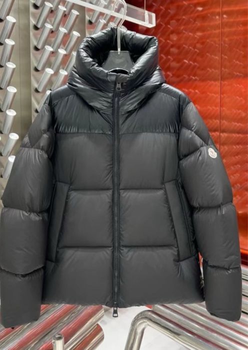 Оригінальний брендовий пуховик Moncler