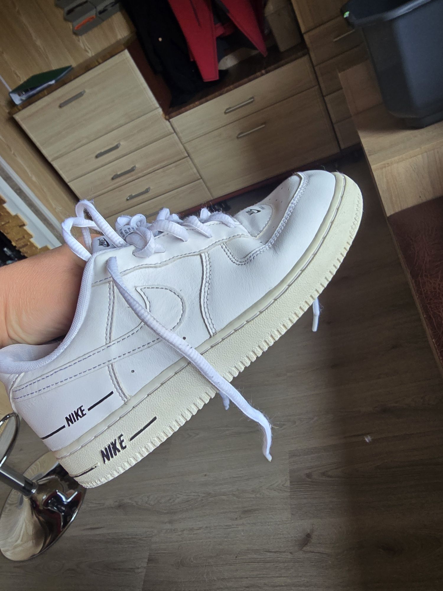 Шкіряні кросівки Nike.