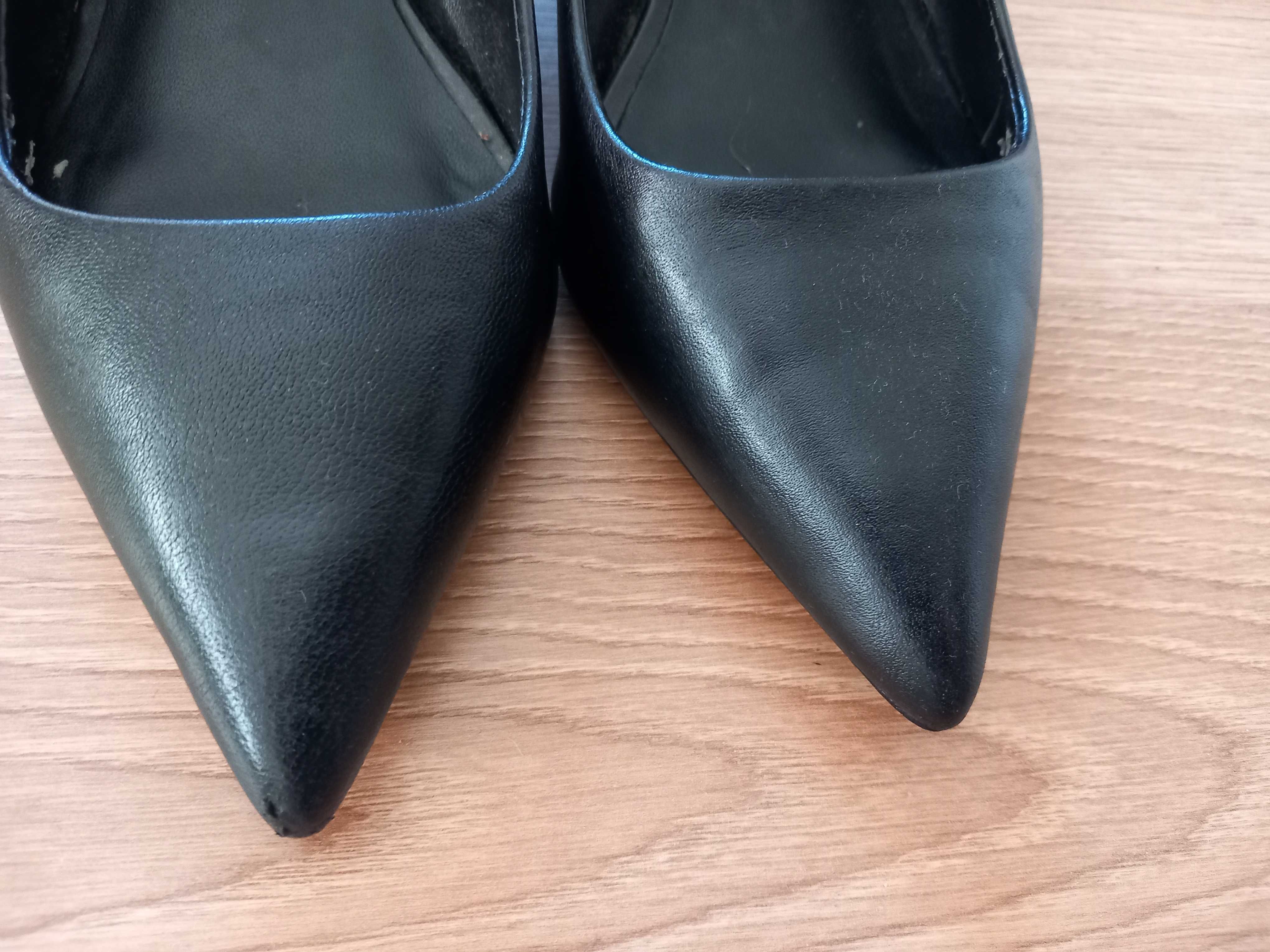 Sapatos clássicos de salto Mango em couro preto