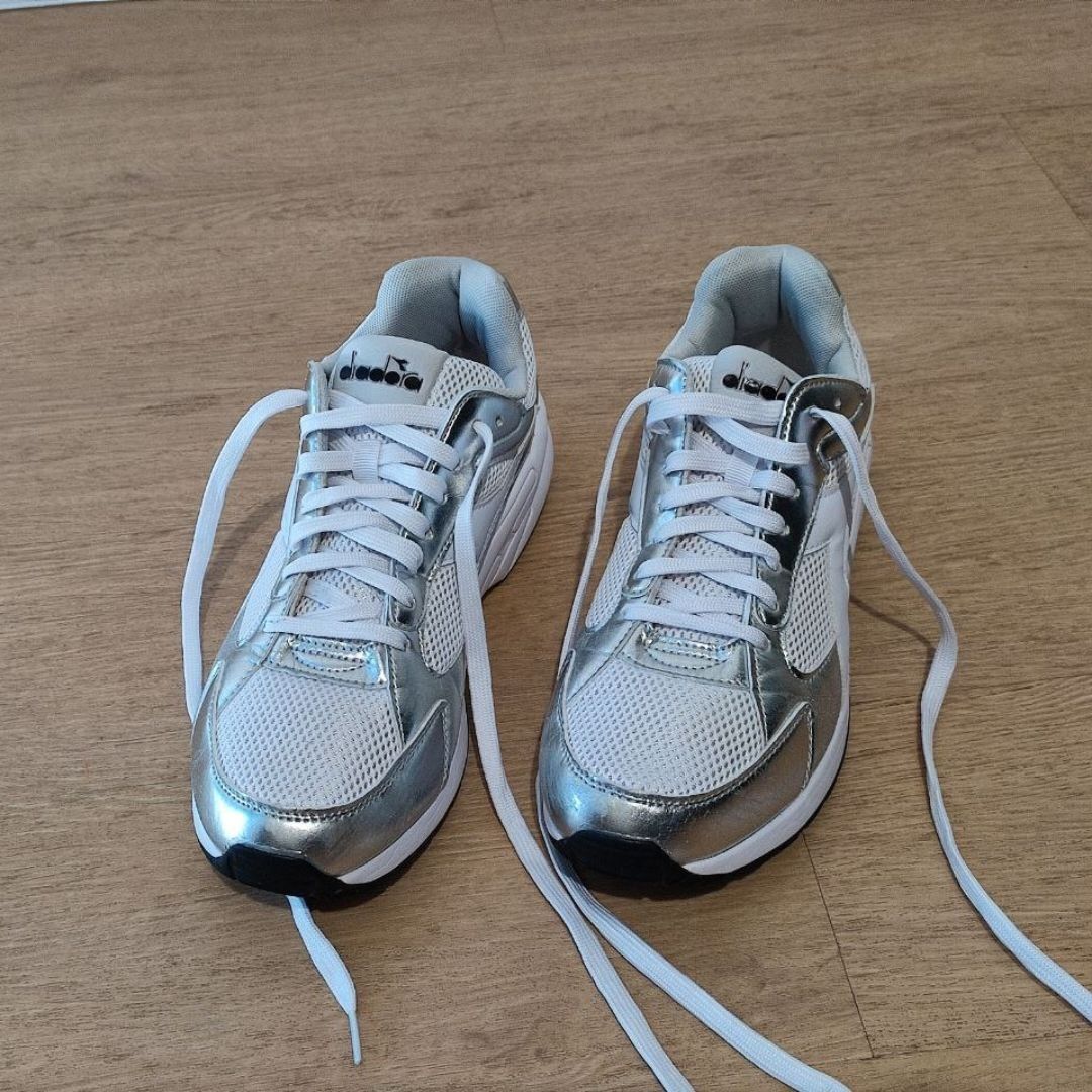 Чоловічі кросівки білі, сріблясті Diadora, устілка 28 см