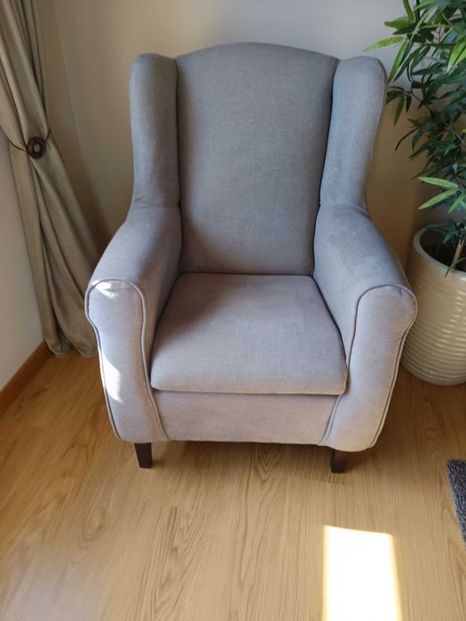 Poltrona bege com braços