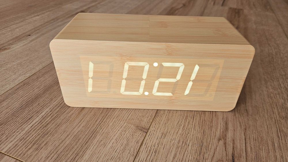Drewnopodobny zegar / budzik sieciowy LED z pomiarem temperatury XONIX