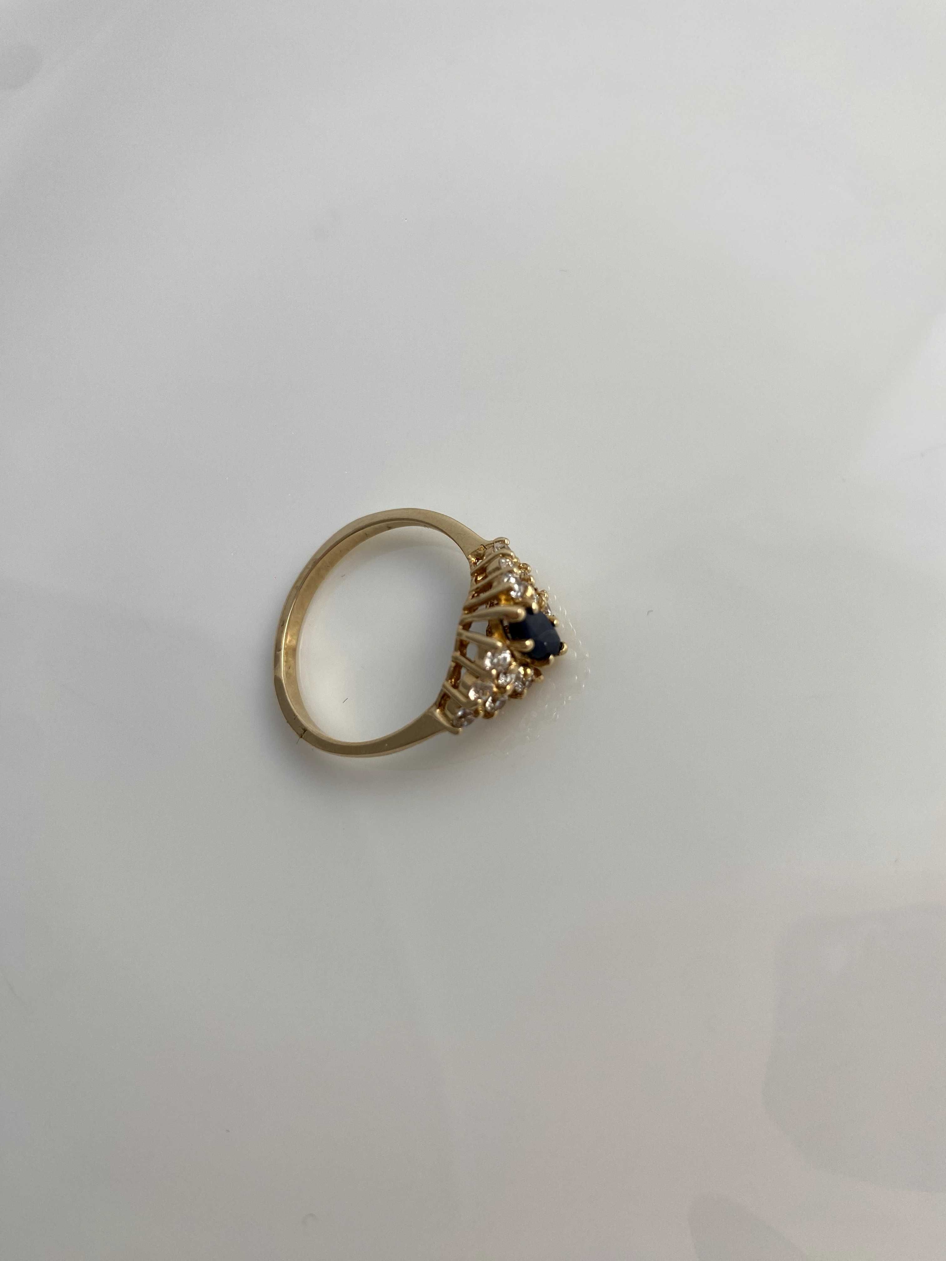 Złoty pierścionek z szafirem i cyrkoniami Au585