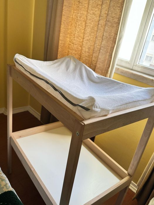 Trocador (muda fraldas) com todos encaixes e parafusos.