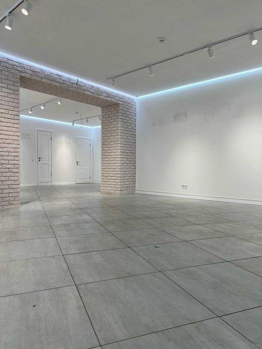 Фасадное помещение на тихой улице центра города. Ремонт.