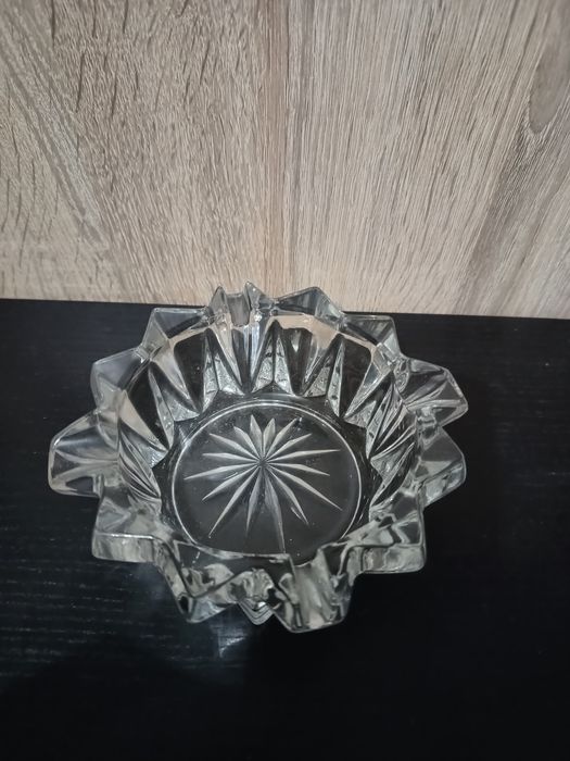 Szklana popielniczka.