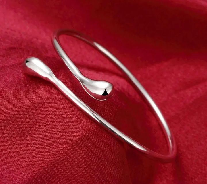 Женский серебряный браслет.