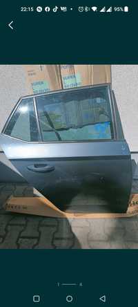 Skoda Fabia hatchback drzwi prawe tylnie szare 
Kolor szary LF7Y
Drzwi