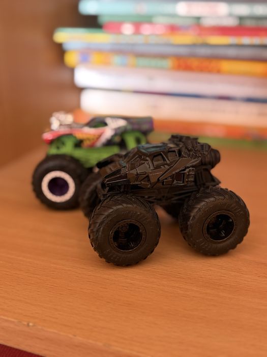 Хотвілс монстер трек бетмобіль машина джокер