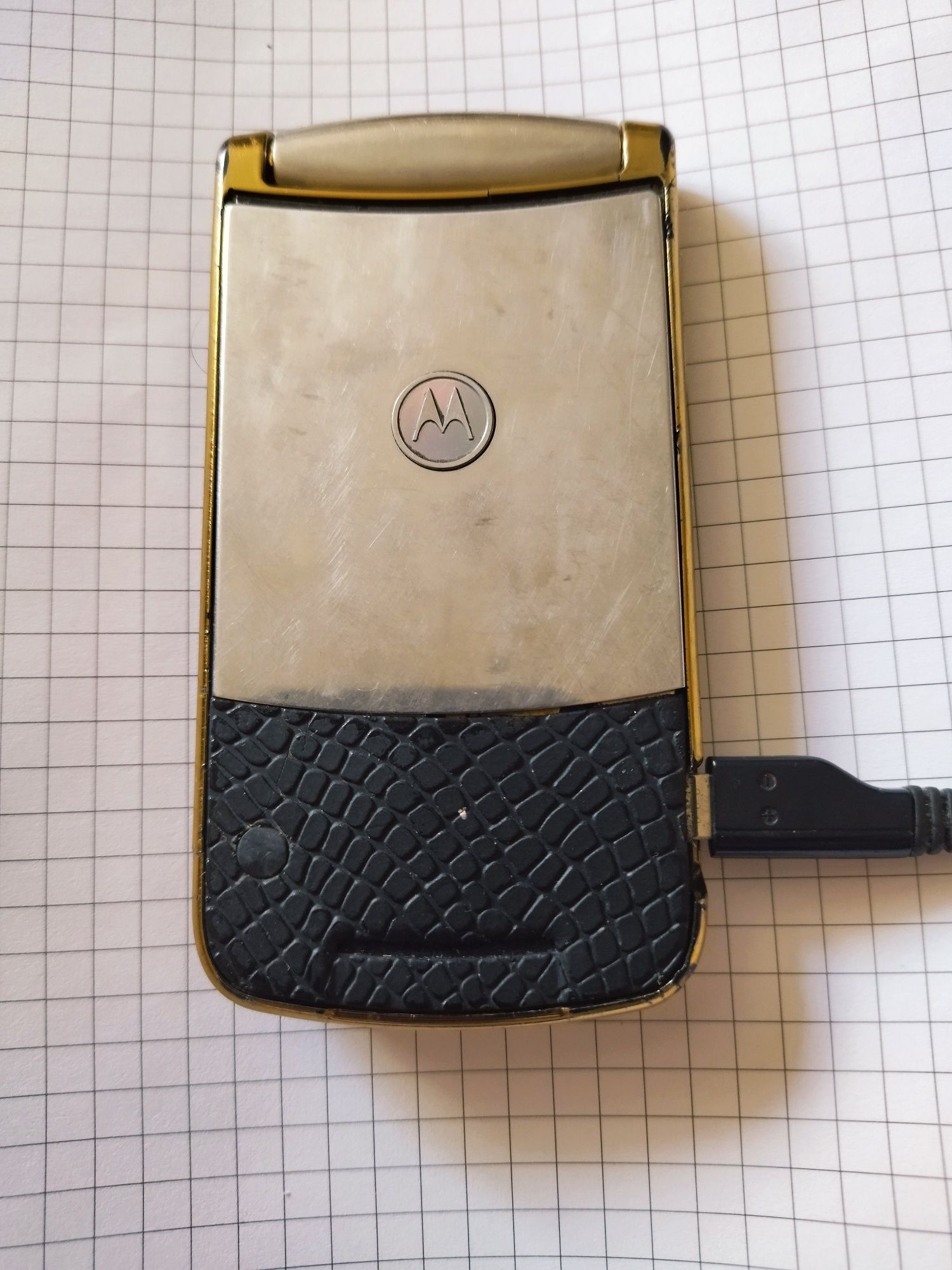 Motorola RAZR2 V8 Luxury Edition - Gold CDMA
