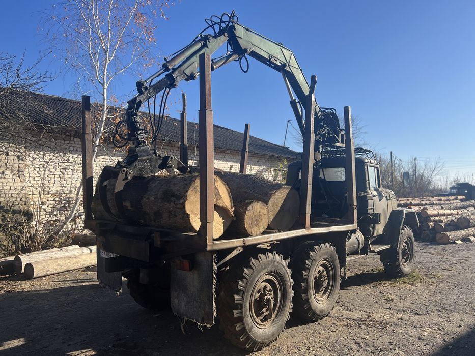 ЗІЛ 131 лісовоз в гарному стані.
