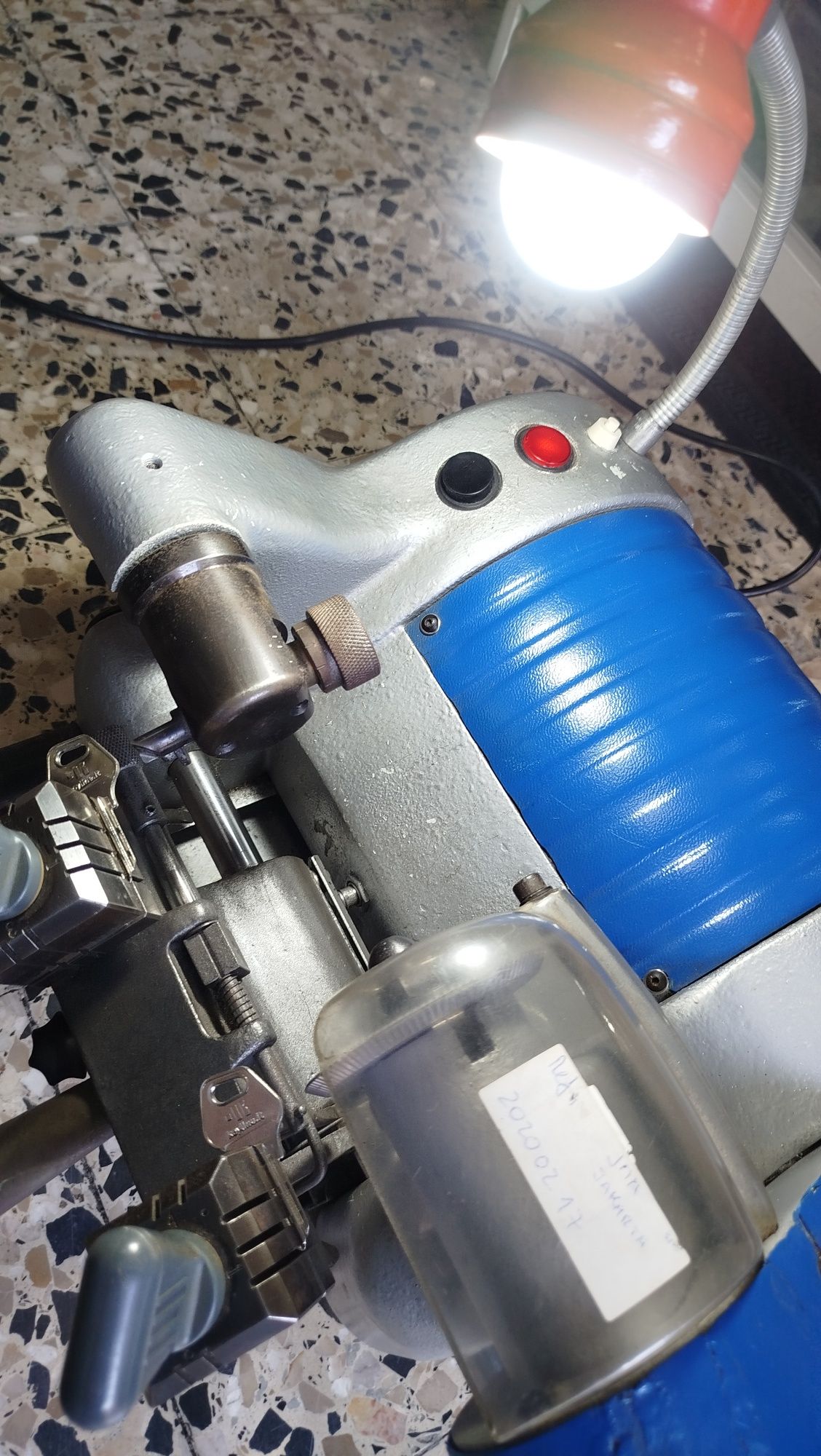 Máquina de copiar chaves Yale mais expositor Keyline