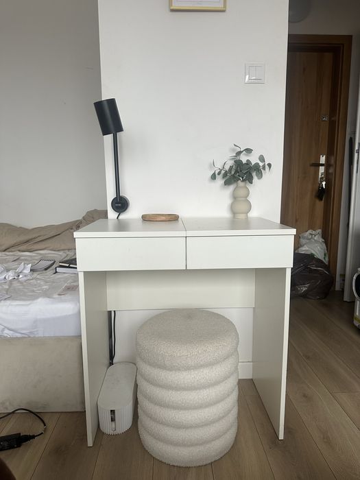 Biała toaletka z lustrem i schowkiem – kompaktowa i bardzo pojemna