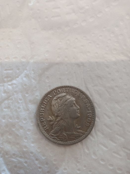 Vendo uma moeda 50 centavos antiga