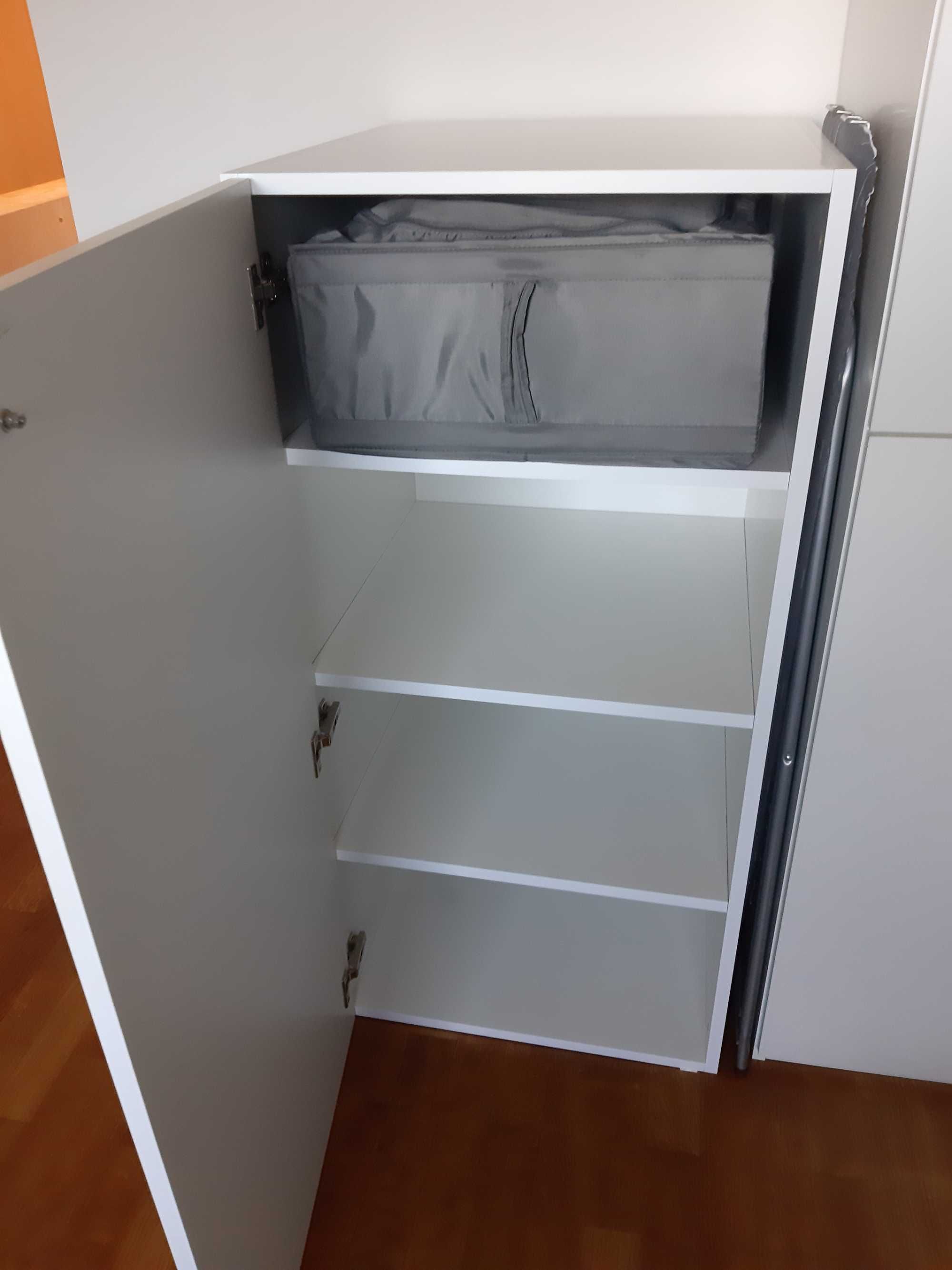 Szafka biała z szufladami i półkami